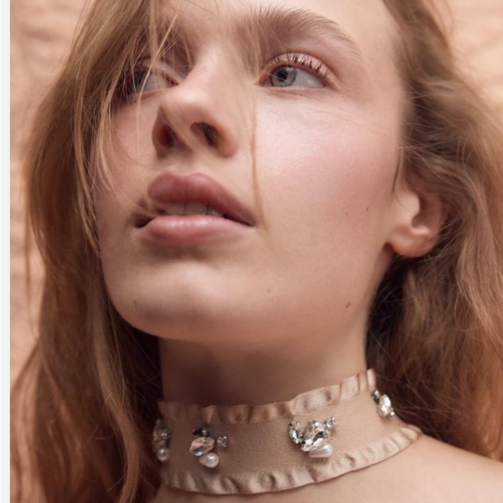 Elegant Beige Choker with Gemstone Accents